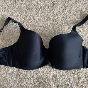 BLACK BRA SIZE 38DDD.